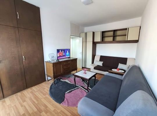 Izdaje se jednoiposoban stan u strogom centru grad