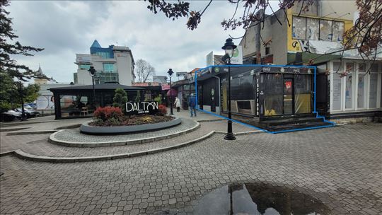 Izdaje se lokal u centru Zemuna 20m2+16m2 basta