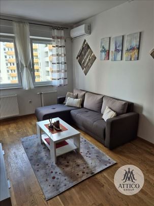 Izdaje se moderan, potpuno opremljen stan – odmah