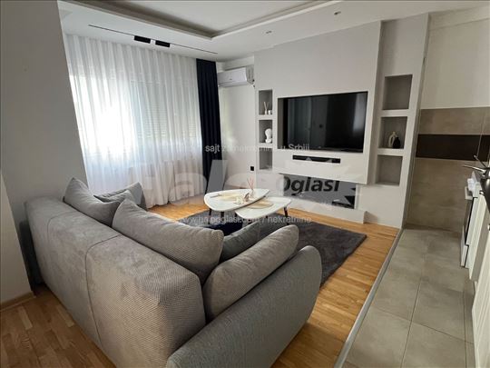 Izdajem stan u centru Nisa