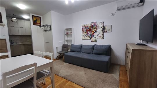 Lep 2.5 stan, 58m2, sa parkingom, Grbavica