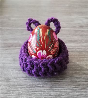 Ljubičasta heklana korpica za uskršnja jaja