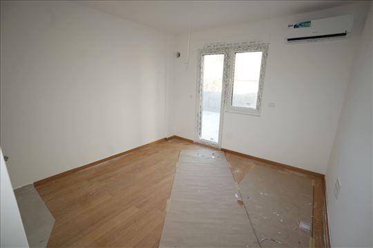 Lux Garsonjera sa dvoristem 52m2-bez provizije