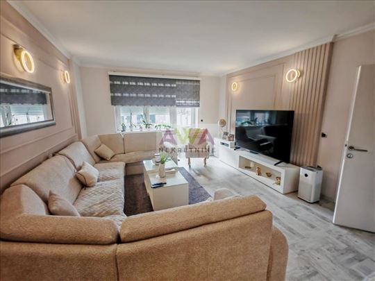 Moderna spratna kuća sa uređenim dvorištem i garaž