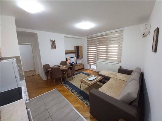 Namesten jednoiposoban stan na Grbavici, parking