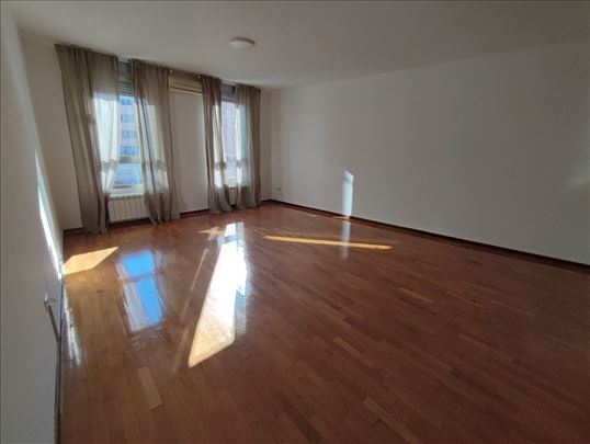 Nov 2.0 polunamešten stan