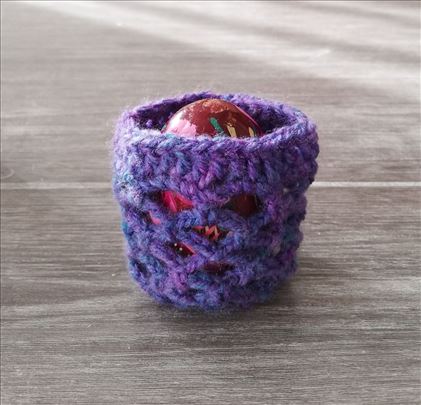 Plavo-ljubičasti heklani držač za uskršnja jaja