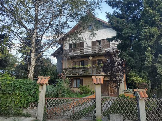 Porodična kuća u Sremčici, 8ari plac, uknjiženo