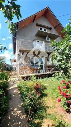 Porodična kuća u Stanovu na odličnoj lokaciji