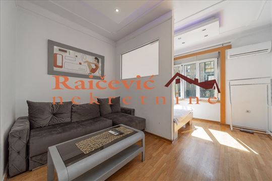 Premium salonac u pešačkoj zoni sa parkingom!