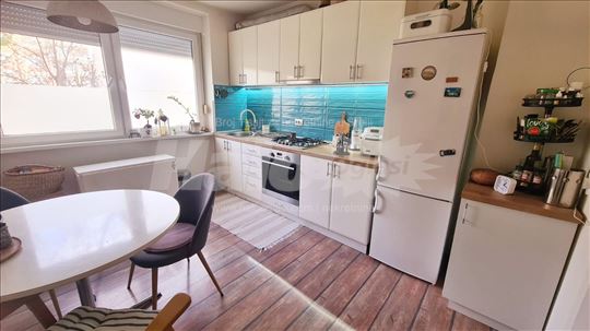 Prijatan stan sa terasom - visoko prizemlje