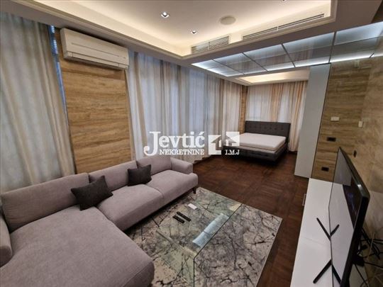 Stan na dedinju sa terasom i garažnim mestom