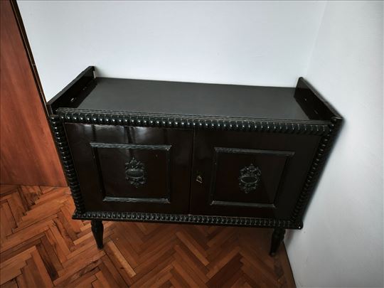 Stilska komoda – retro, elegantna i očuvana