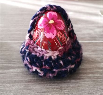 Tamno ljubičasta heklana korpa za uskršnja jaja