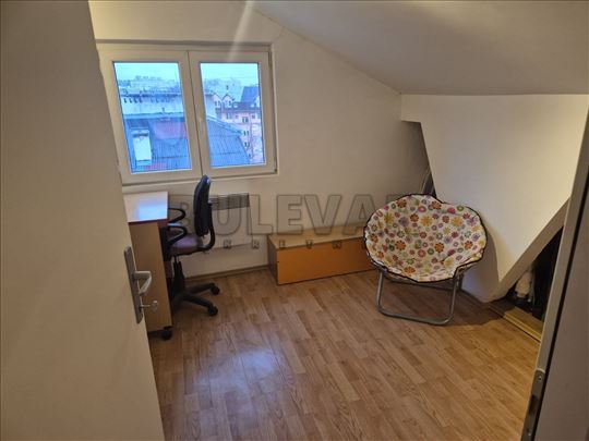 Troiposoban stan 64m2, Crveni Pevac