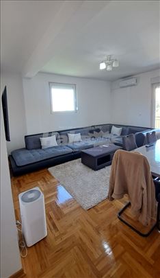 Prelep, 3.0 pored parka. Odlična lokacija+parking