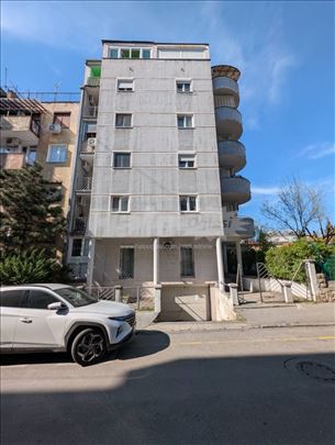 Zatvorena garaža sa video nadzorom