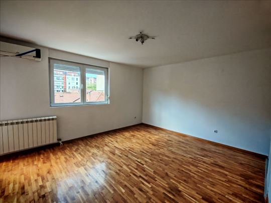 1.5 Vukov spomenik,Braće Ribnikar,odmah useljiv