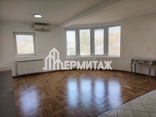 Altina – Lep i svetao stan sa terasom, parking mes