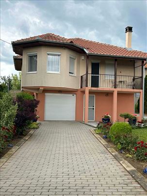 Barajevo Prelepa kuca na placu od 18 ari