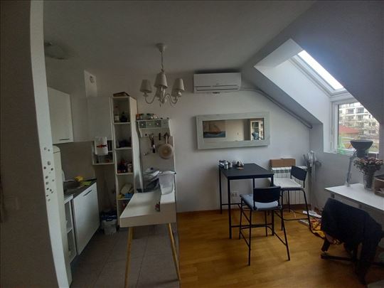 Divan 1.0 stan sa galerijom, poslednji sprat – Crv