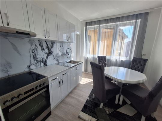 Izdaje se dvosoban namešten stan, Trg Fontana