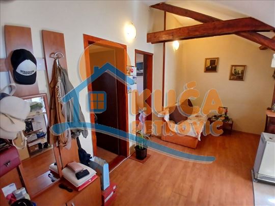 Izdaje se dvosoban stan na Crvenom pevcu, 52m2, gr