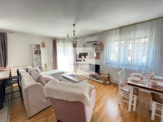 Izdaje se lep, opremljen na dobroj lokaciji stan