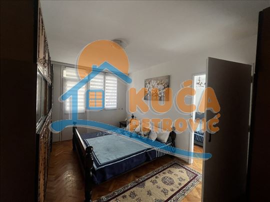 Izdaje se stan na Crvenom pevcu