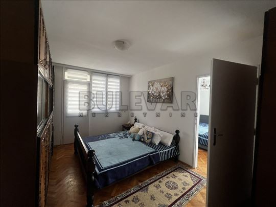 Izdaje se stan na Crvenom pevcu