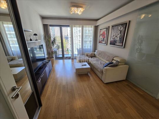 Izuzetan, namešten, West 65