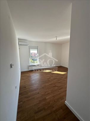 Neuseljavan trosoban stan sa garažnim mestom na No