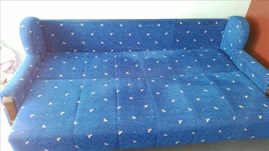 Očuvana dva kauča i dve fotelje