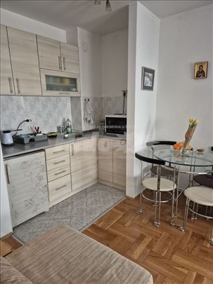 Prodajem stan sa parking mestom kredit za mlade