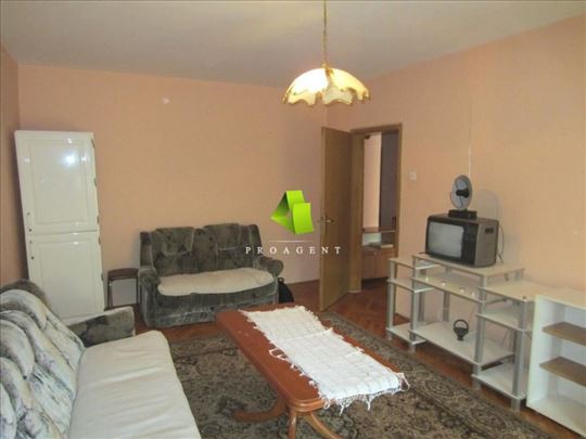 Trosoban stan u zgradi sa žutom fasadnom ciglom u 