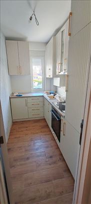 Uknjižen, polunamešten, parking