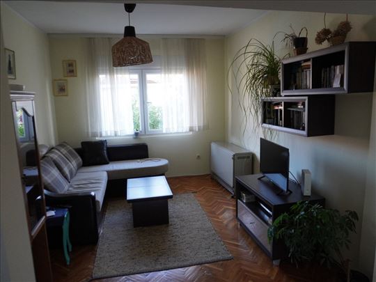 Veoma kvalitetna i lepa kuća na odličnom mestu