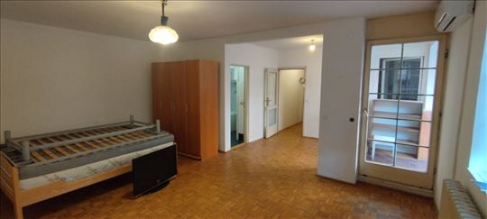 Vukov spomenik, Vojvode Bogdana, 47m2