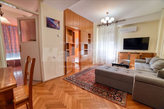 Banovo brdo, Kirovljeva (pored bus stanice)