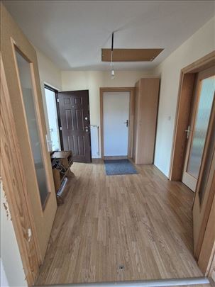 Četvorosoban - deljiv u dve stambene jedinice