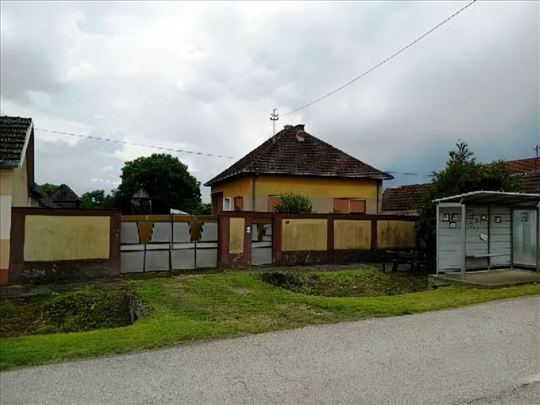 Dve kuće u Moroviću na jednom placu, povoljno!