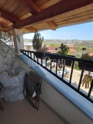 Dvosoban, u mirnoj ulici, parking mesto