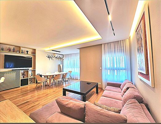 Elegantan i komforan trosobam stan sa garazom