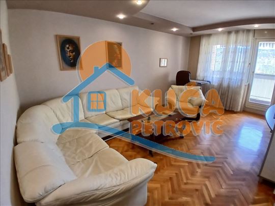 Izdaje se namešten troiposoban stan u Episkopskoj 