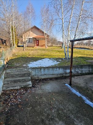 Kuca sa halom na 15 ari placa