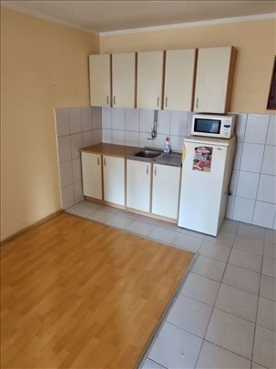 Kuca sa halom i velikim placem
