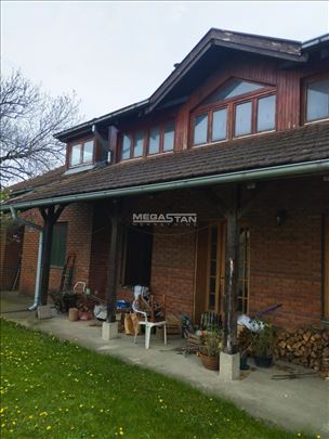 Kuća sa tri stambene jedinice