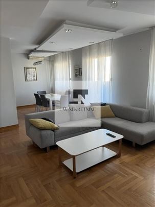 Lux i komforan stan sa garažom u zgradi