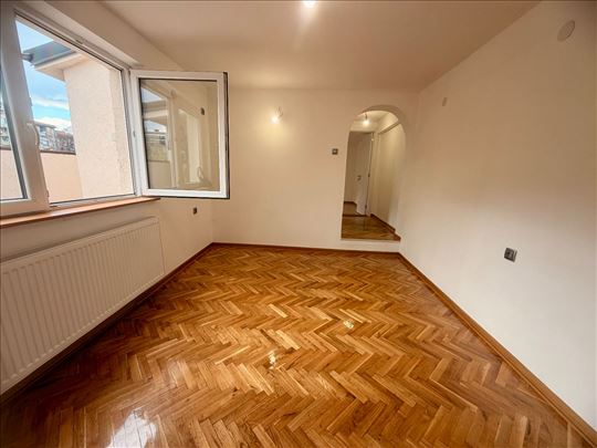 NOV RENOVIRAN stan 60m² kod Saobraćajnog faksa