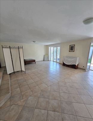 Odličan poslovni prostor, parking, niski troškovi